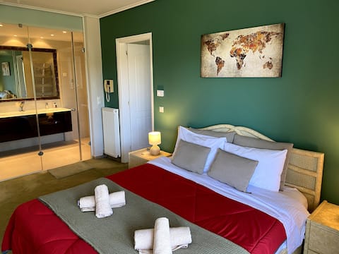 Luxurious 4BR with 3 Bathrooms Marousi Apartment