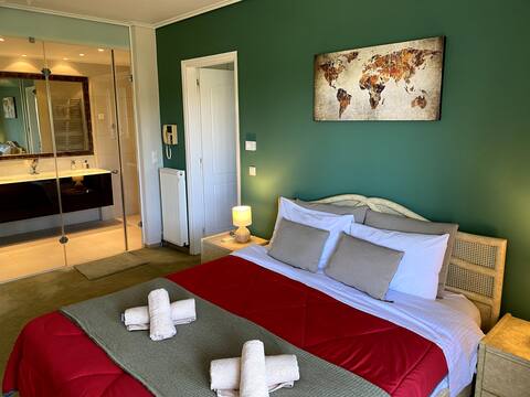 Luxurious 4BR with 3 Bathrooms Marousi Apartment