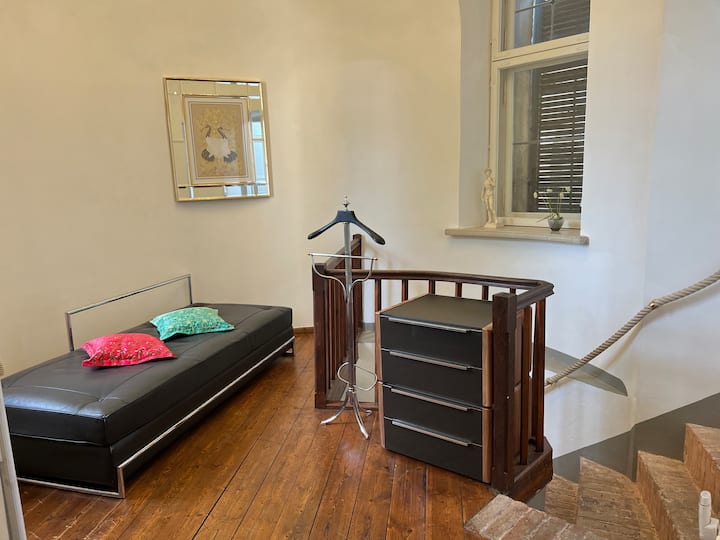 Quinto lugar para dormir para "travessas solitárias" :) ao lado da sala de estar e do banheiro, espreguiçadeira de designer muito confortável, couro.