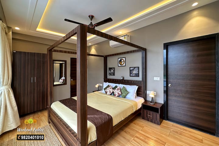 Este dormitorio ofrece acceso directo a la terraza de la piscina y al césped contiguo, lo que proporciona una transición perfecta de la comodidad interior a la serenidad al aire libre.