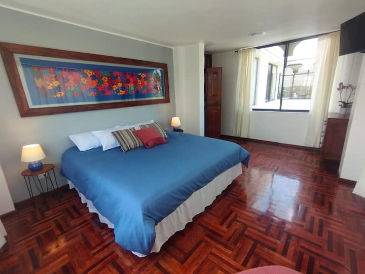 ברוכים הבאים! 
בחדר הזה יש מיטה ל-3 אנשים (קינג סייז), טלוויזיה 32 אינץ', מרפסת יפה המשקיפה על הפטיו הקדמי והאזור הירוק, וחדר רחצה.