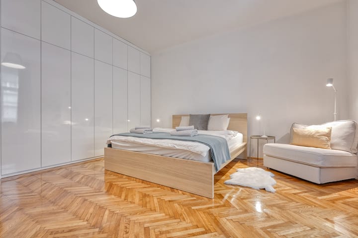 Veľká manželská posteľ