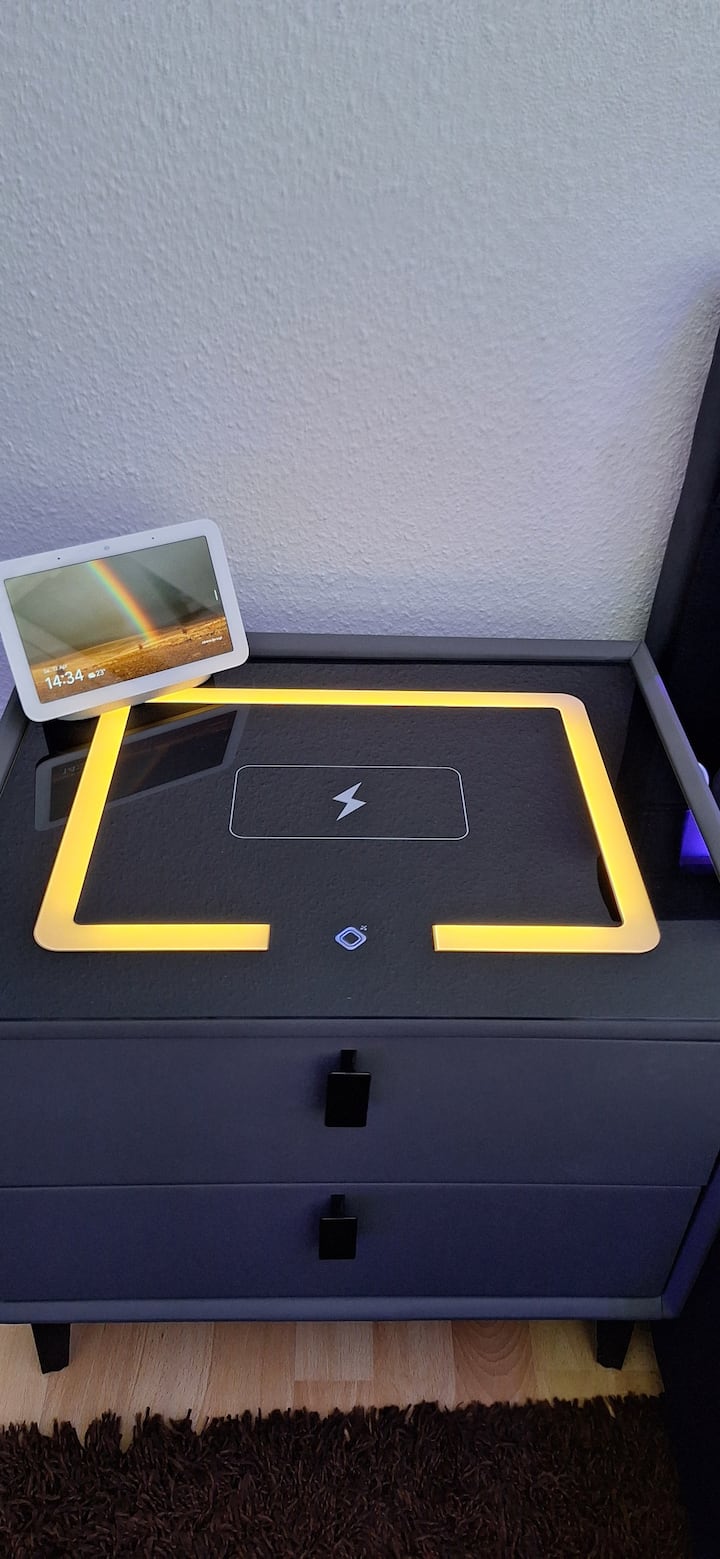 การควบคุม Smarthome ในโต๊ะข้างเตียงเป็นที่ชาร์จไร้สายสำหรับโทรศัพท์มือถือและถาดและไฟกลางคืนนอกจากนี้ยังมีสายชาร์จ 2 เส้นสำหรับ iPhone หรือ Android 