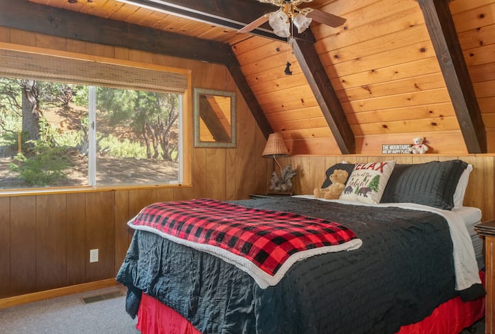 Ngazi kuu - gundua chumba cha kulala chenye kitanda cha kifahari kilicho na kitanda cha kifahari kilichopambwa kwa matandiko yenye joto, yenye starehe na godoro la povu la kumbukumbu la inchi 3 na chaja za simu, ukikualika upumzike kwa starehe na utulivu, ukihakikisha usiku wenye utulivu na asubuhi yenye kustarehesha.