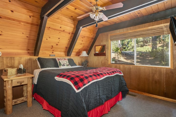 Chumba cha kulala cha snug kina kitanda cha kifahari kilichopambwa kwa matandiko yenye joto na starehe, kinachovutia mapumziko na mapumziko katika eneo tulivu la starehe na upole. Ingia kwenye sehemu ya juu ya povu la kumbukumbu ya inchi 3 ili upate starehe ya ziada. Ina kisanduku cha tishu na chaja za simu.