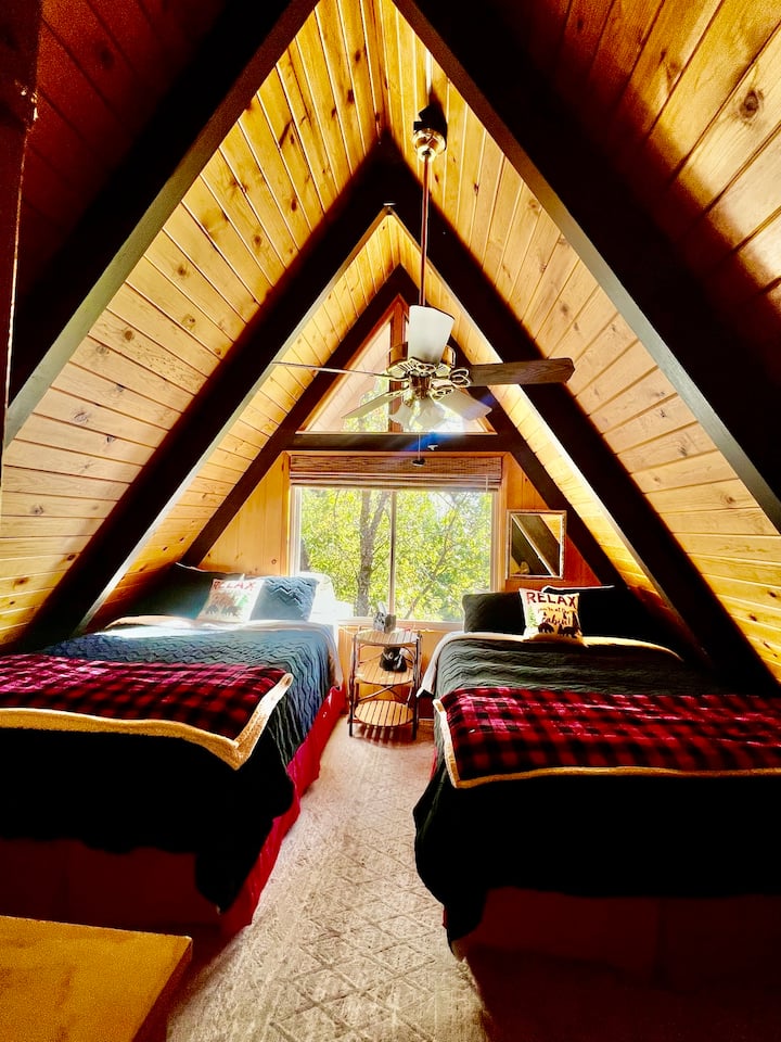 Chumba cha kulala cha ghorofa ya juu: vitanda viwili vya kifalme, matandiko yenye starehe na vifuniko vya povu la kumbukumbu 3". Ina kebo ndefu za kuchaji simu ya mkononi.