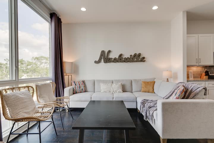 2 Generous Townhomes: Central Localesleeps 24! - Nashville, TN