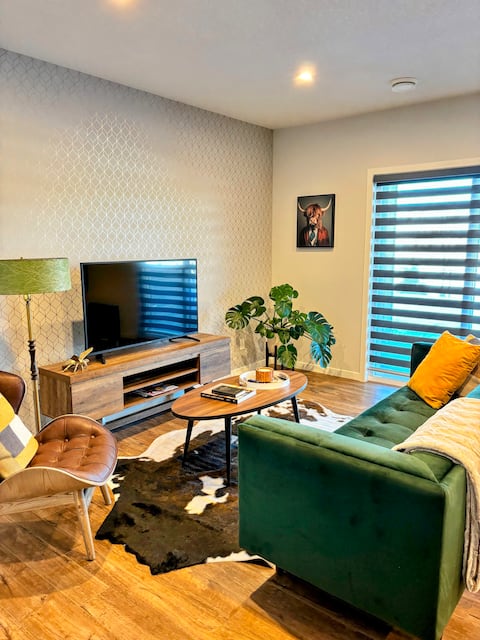 Popular Airbnb listing: Private hottub, quiet mountain getaway in the city in Haskayne