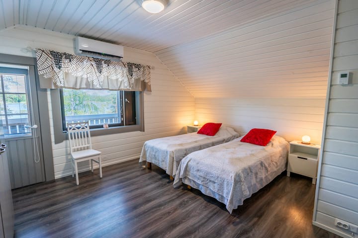 Yläkerrassa sijaitsee kahden henkilön päämakuuhuone. Tässä huoneessa on myös työtila ja säätöpöytä etätöitä varten. Huoneessa on vaatekaapit ja pääse parvekkeelle. Parvekkeelta on upea näköala järvelle ja takapihalle. Yläkerran WC on tässä huoneessa.