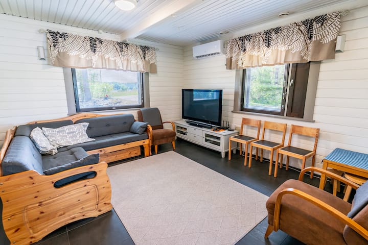 Olohuoneessa ja tilavalla sohvalla viihtyy niin perhe kuin ystävät. Vuodesohvan saa muutettua lisävuoteeksi (140 cm) kahdelle henkilölle. Kaapeli-TV, nopea langaton internet (WLAN), kirjoja, pelejä kuten shakki ja tammi ja lasten leluja.