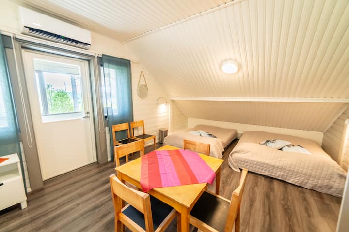 Yläkerran suuri makuuhuone. Tässä huoneessa majoituskapasiteetti on enintään 6 henkilöä. Kuvassa on kaksi parivuodetta (160 cm ja 140 cm). Kuvassa olevat vuoteet sopivat yhteensä 4 henkilölle (2 per vuode). 