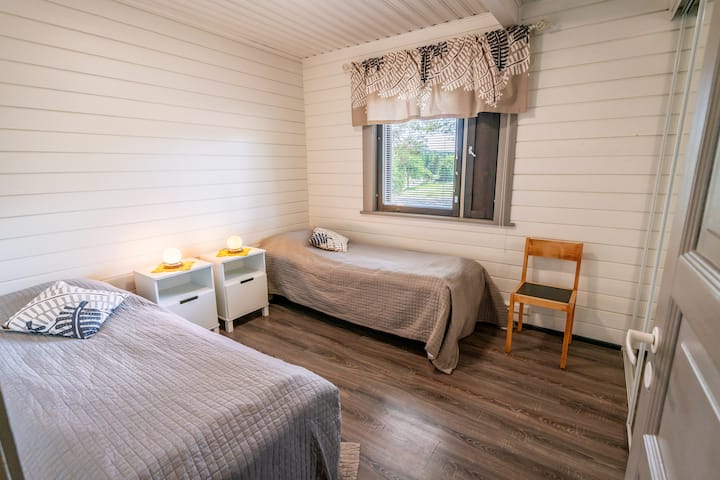 Alakerran makuuhuone. Tämä makuuhuone on kahdelle henkilölle. Tässä makuuhuoneessa on kaksi sänkyä. Tilava vaatekaappi peililiukuovien takana.