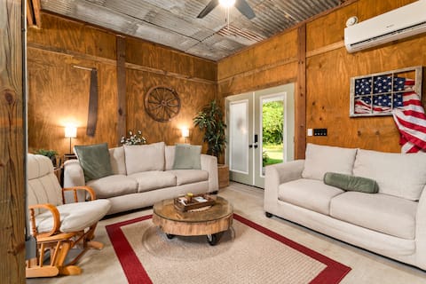 Successful Airbnb property: Hayloft Hide-a-way with mini-donkeys in Hot Springs Village