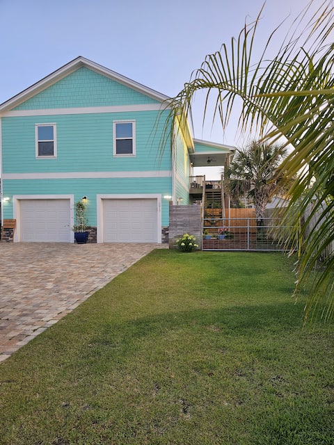 Successful Airbnb property: Aloha PCB in Lower Grand Lagoon