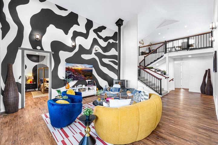 Art & Blue Ridge Views! HotTub|15 min to DT|22ppl gallery image 2