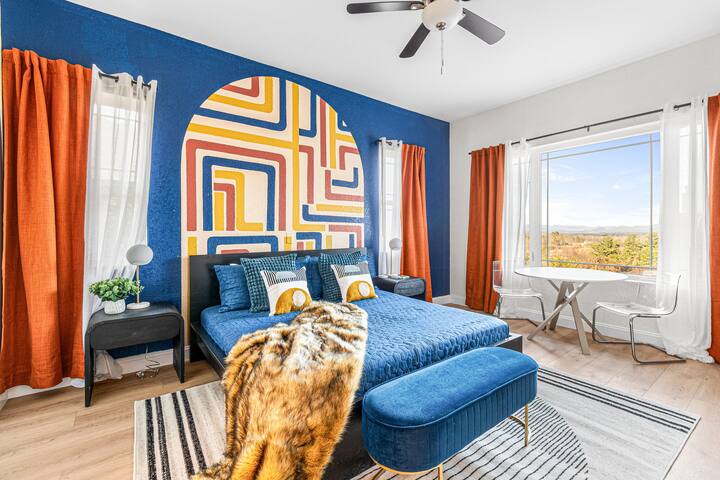 Art & Blue Ridge Views! HotTub|15 min to DT|22ppl gallery image 3