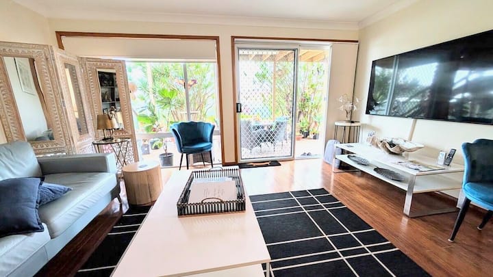 ห้องนั่งเล่นแยกต่างหากกว้างขวางพร้อมโซฟาเบดและสมาร์ททีวีจอใหญ่