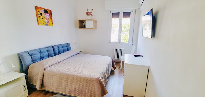 Двойно легло с ергономичен и удобен матрак, 40 - инчов QLED смарт телевизор с Netflix и Amazon Prime, с климатик и голям килер с две врати създават уютна и практична среда, идеална за отдих и почивка.