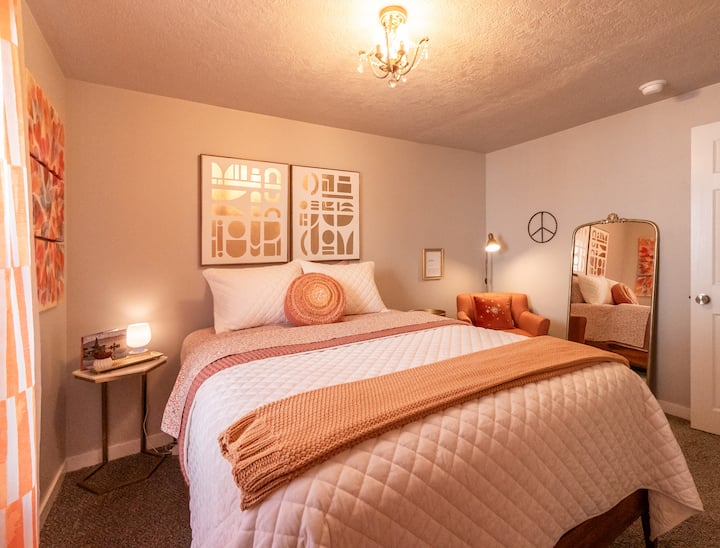 Naši su kreveti tako udobni u The Love Shacku! Nadograđeni madrac Beautyrest Silver Hybrid DualCool Plush Queen s mekanom, baršunastom posteljinom i prekrasnim zlatnim i terakotnim bojama. Ova je prostorija veličine 12 x 8,5 stopa. Malo manji, ali tako lijep.