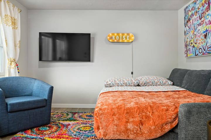 Kauč koji se može prenamijeniti u bračni krevet. Debeli jastučić od memorijske pjene opremljen je iznimno mekom i udobnom posteljinom i dodatnim jastucima. Sve će vam pomoći da se dobro naspavate.