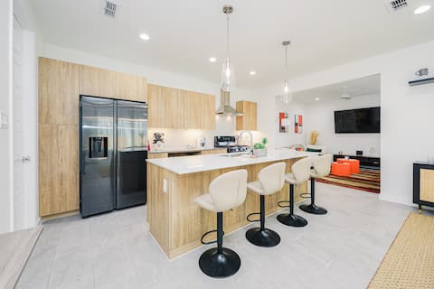 Bold New Build • 3BR • Free Parking • North Laredo