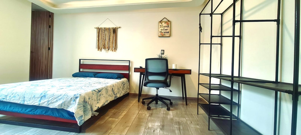 Lit Queen marque Luna et oreillers hypoallergéniques marque lune. Bureau avec chaise ergonomique et internet haut débit