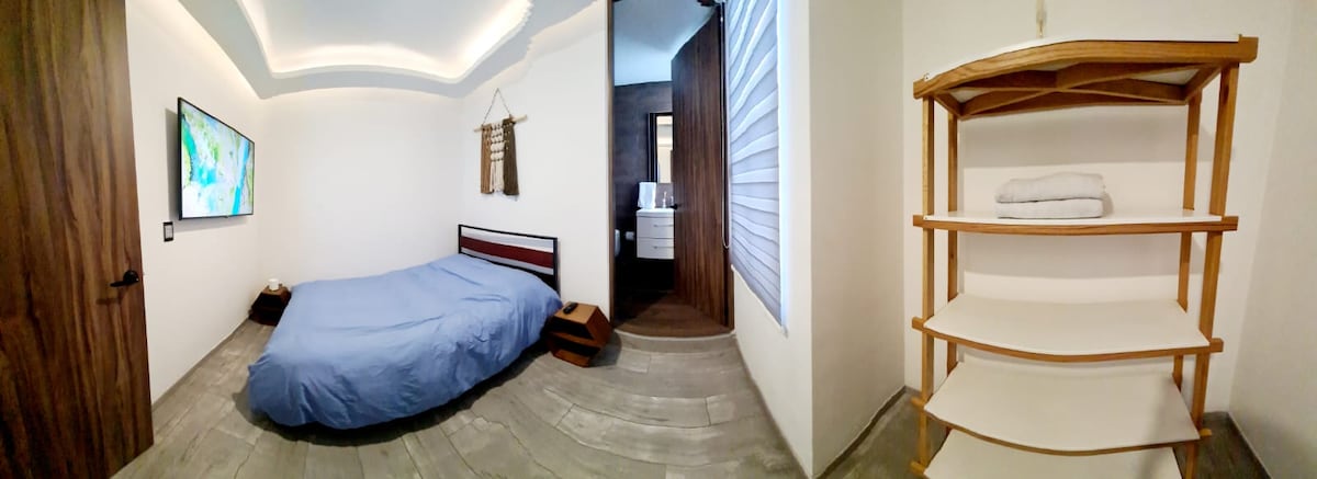 Chambre avec lit double marque lune, 2 oreillers hypoallergéniques de marque Luna, Smart TV 60 pouces avec tous les services de streaming prêts à l'emploi. Salle de bain privée dans la chambre ainsi qu'un espace pour le linge.