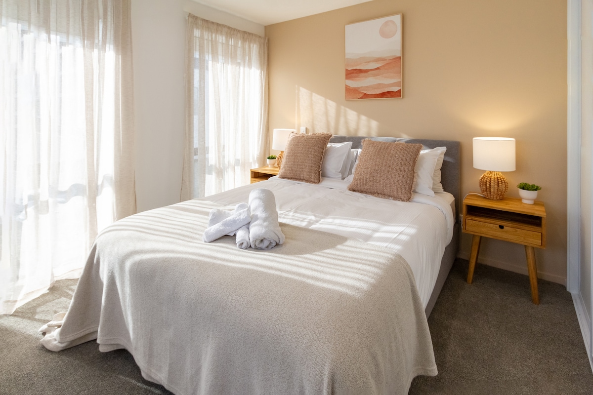 เตียงนอนสบาย + ผ้าขนหนูสะอาด