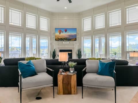 Group Retreat with 2 Kitchens & Hot Tub/Arcades