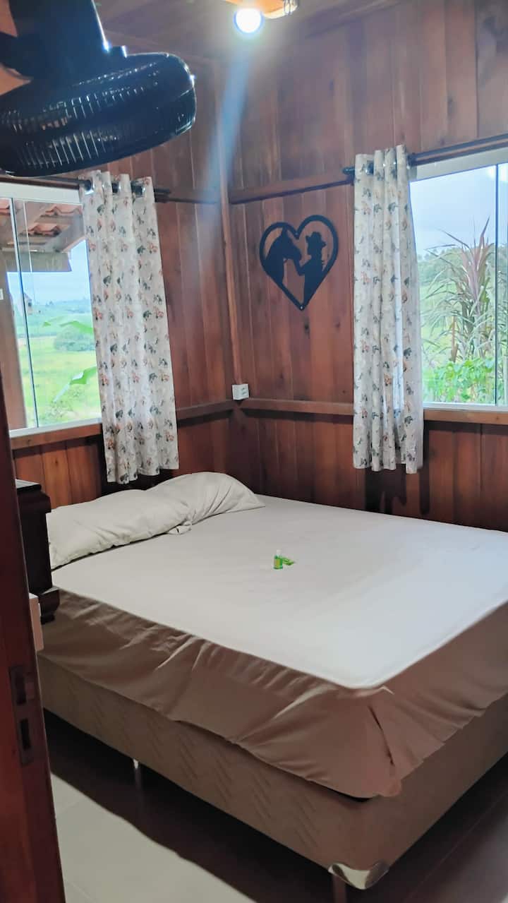 Chumba cha kwanza cha kulala 
Kitanda cha watu wawili, kabati, feni , Madirisha mawili ya uingizaji hewa.