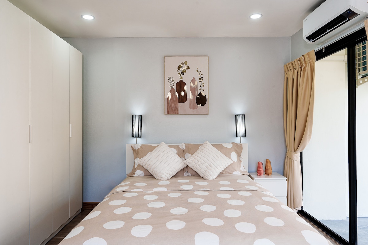 استرخ في غرفة النوم المريحة هذه التي تحتوي على سرير مزدوج مريح وإضاءة ناعمة وتلفزيون بشاشة مسطحة. تفتح الأبواب الزجاجية المنزلقة على الخارج، وتملأ الغرفة بالضوء الطبيعي.