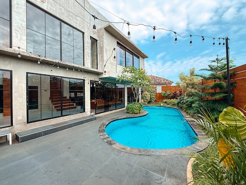 4BR Luxury Villa Pool at Sentul