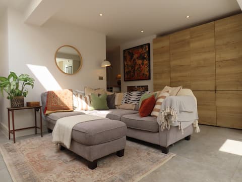 Popular Airbnb listing: Stylish 2 bed garden retreat. 5 min walk to tube. in Greater London
