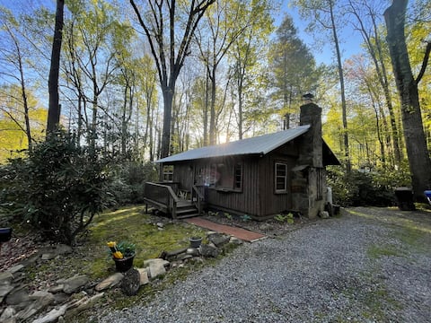 Top performing Airbnb: Creekfront Log Cabin | Fire Pit | 5 Star Rated in Maggie Valley / Waynesville