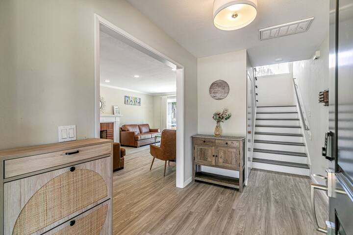 Spacious 4BR Quiet Retreat w/ Huge Backyard in MV