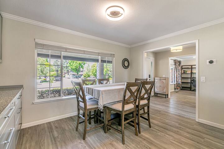 Spacious 4BR Quiet Retreat w/ Huge Backyard in MV gallery image 4