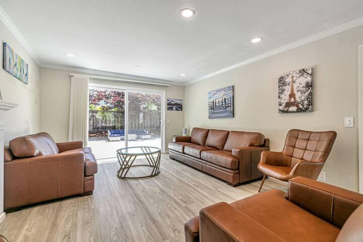 Spacious 4BR Quiet Retreat w/ Huge Backyard in MV gallery image 2