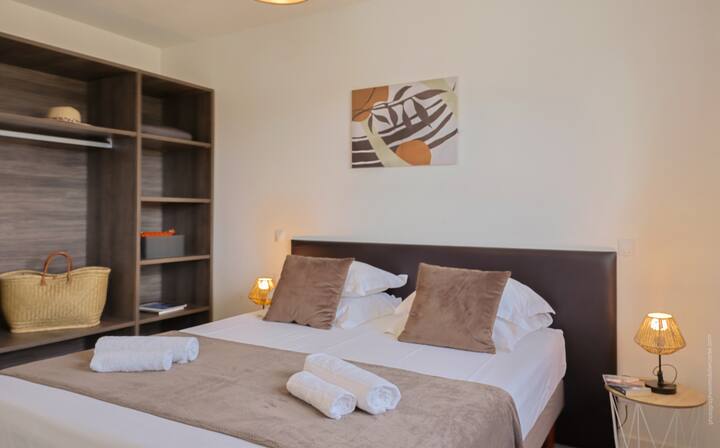 غرفة النوم - بما في ذلك بياضات السرير والحمام.