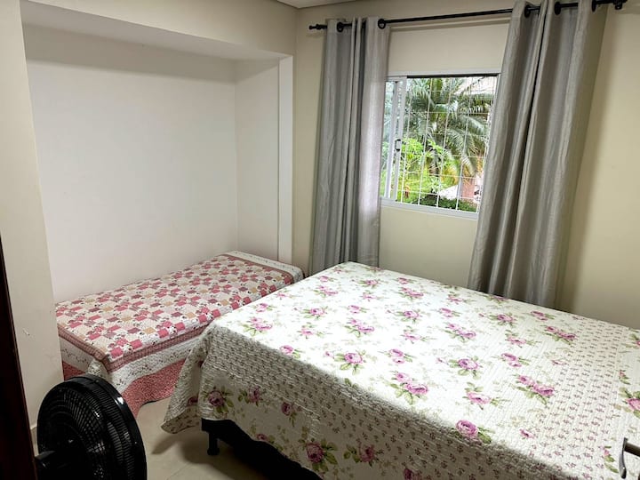 Стая №2 разполага с двойно легло и единично легло + баня.
Има и допълнителен матрак с две единични легла върху единичното легло.