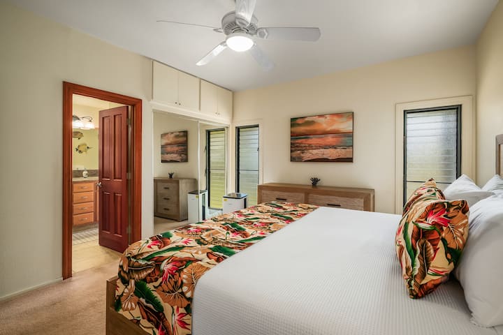Dormitorio en el piso principal con baño compartido