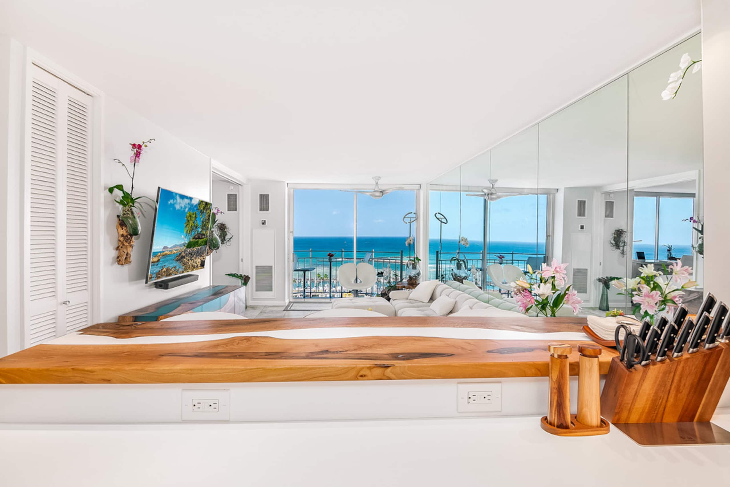 Luxury Oceanfront Penthouse - Waikiki Views - Image 14