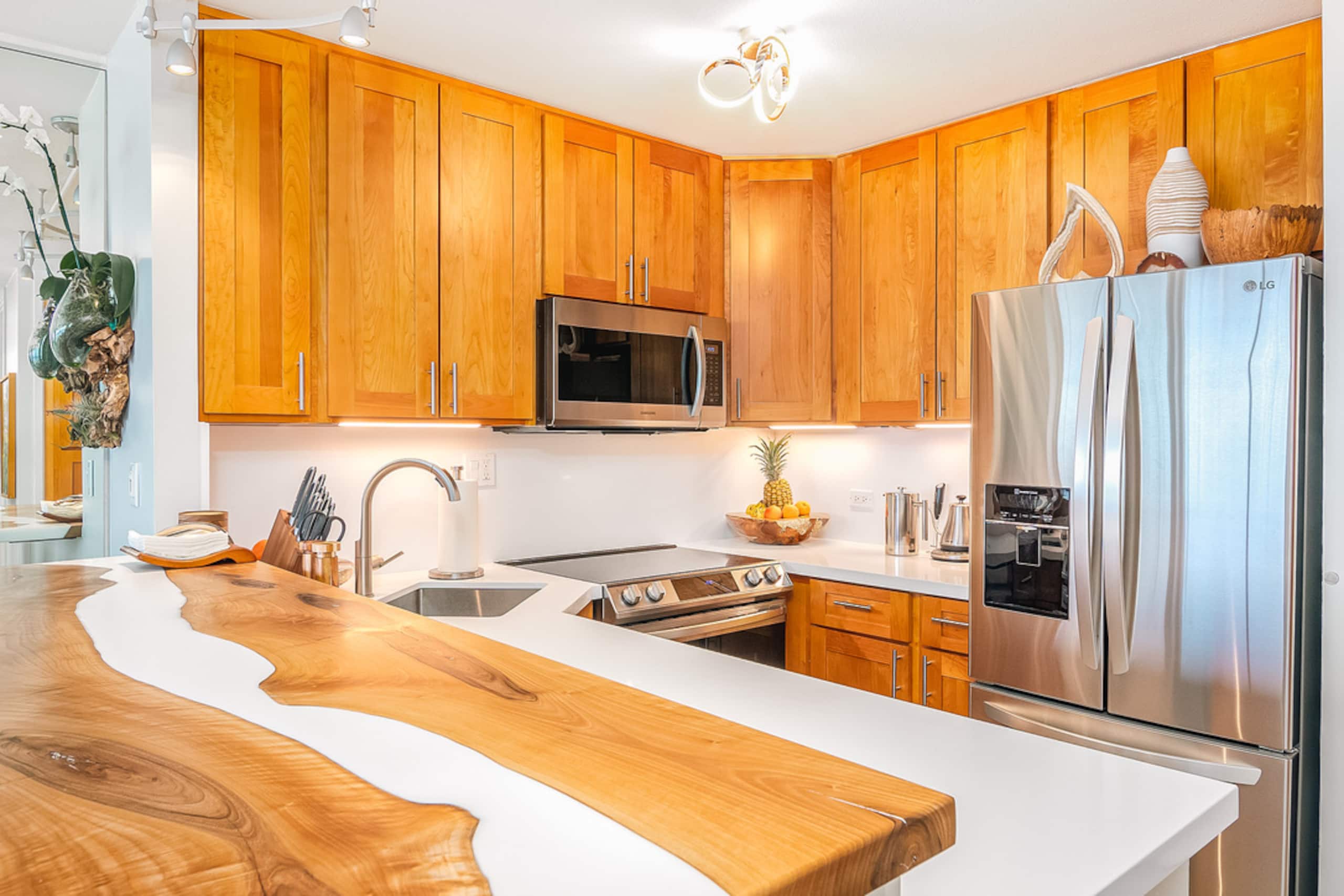 Luxury Oceanfront Penthouse - Waikiki Views - Image 12