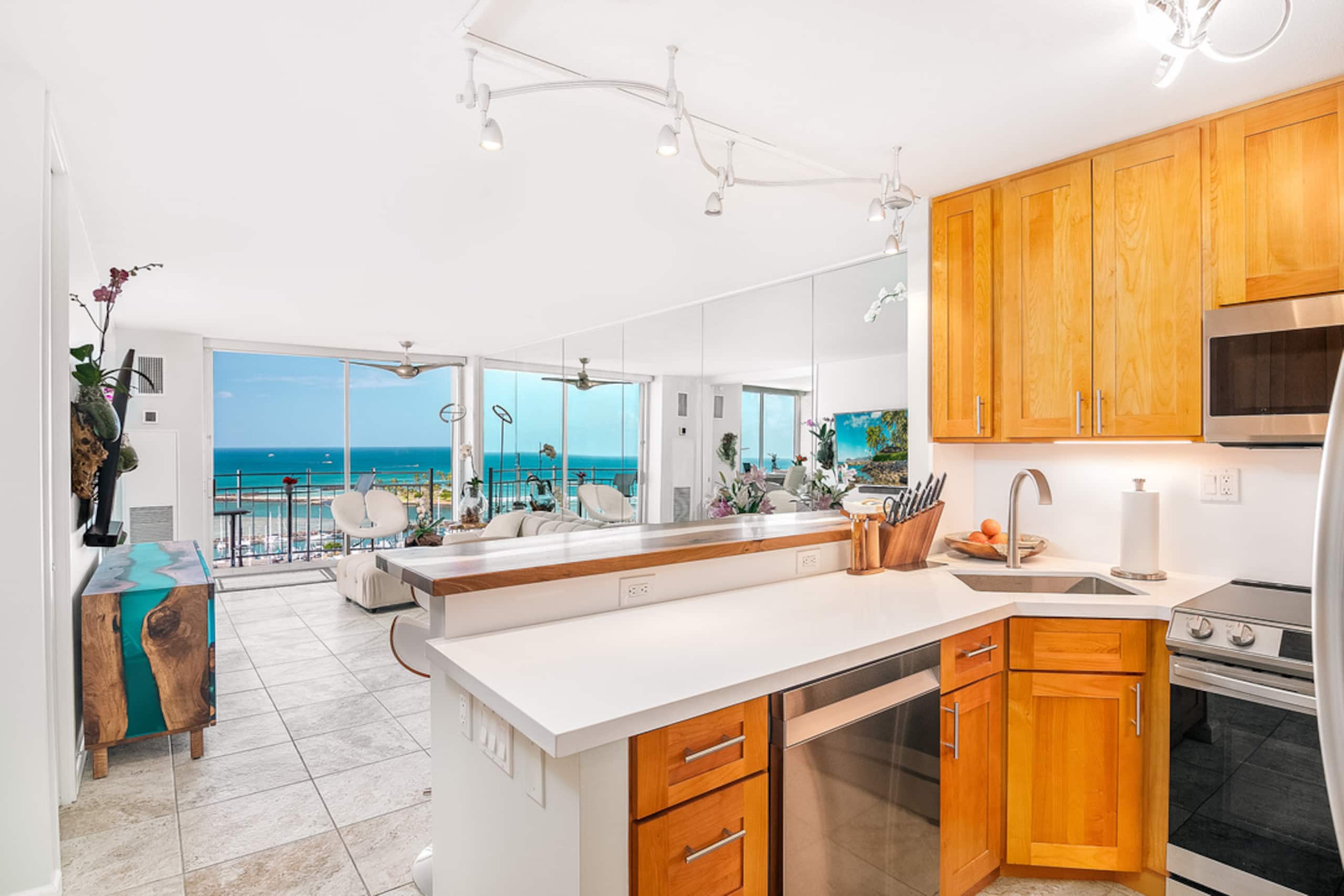 Luxury Oceanfront Penthouse - Waikiki Views - Image 11