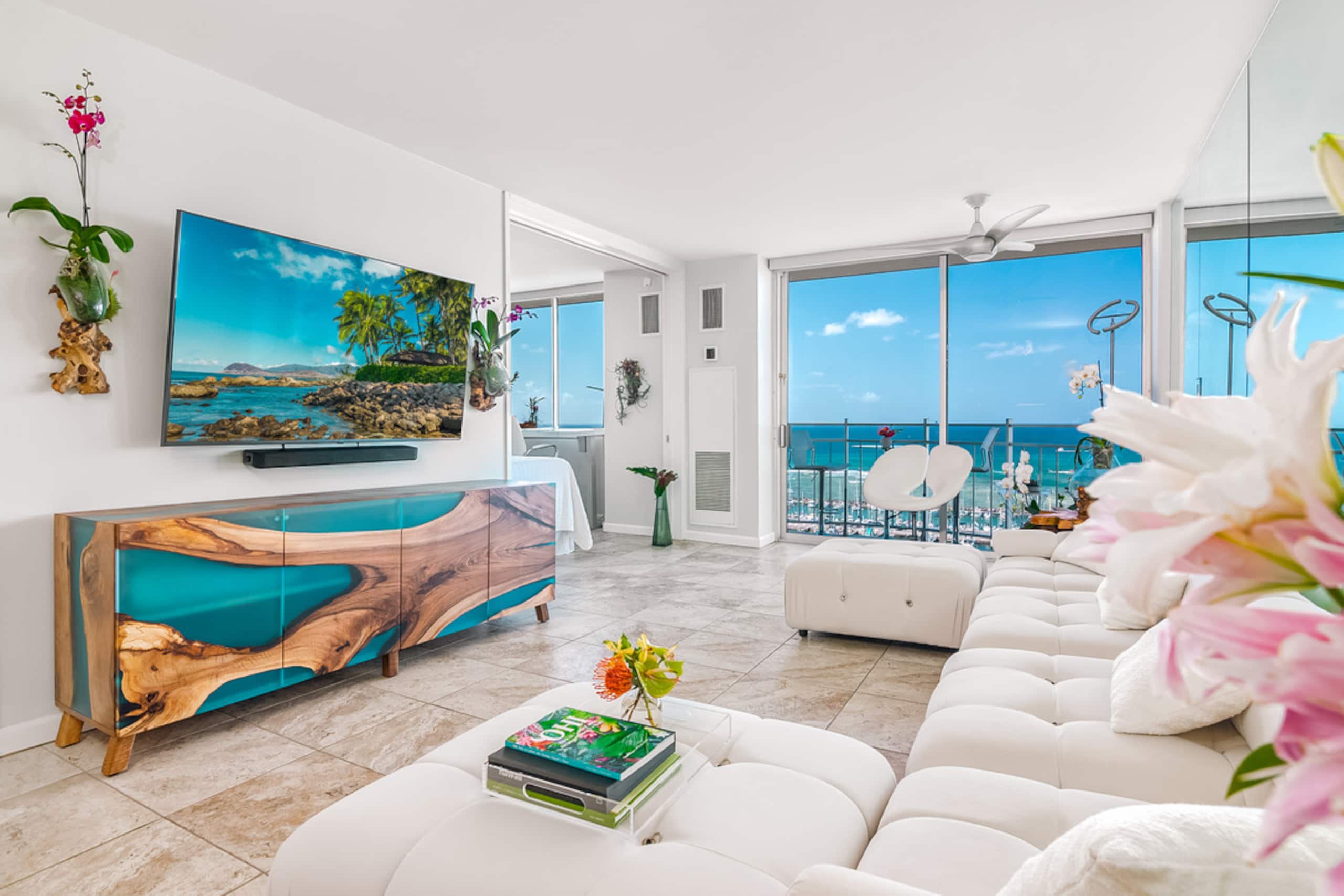 Luxury Oceanfront Penthouse - Waikiki Views - Image 2