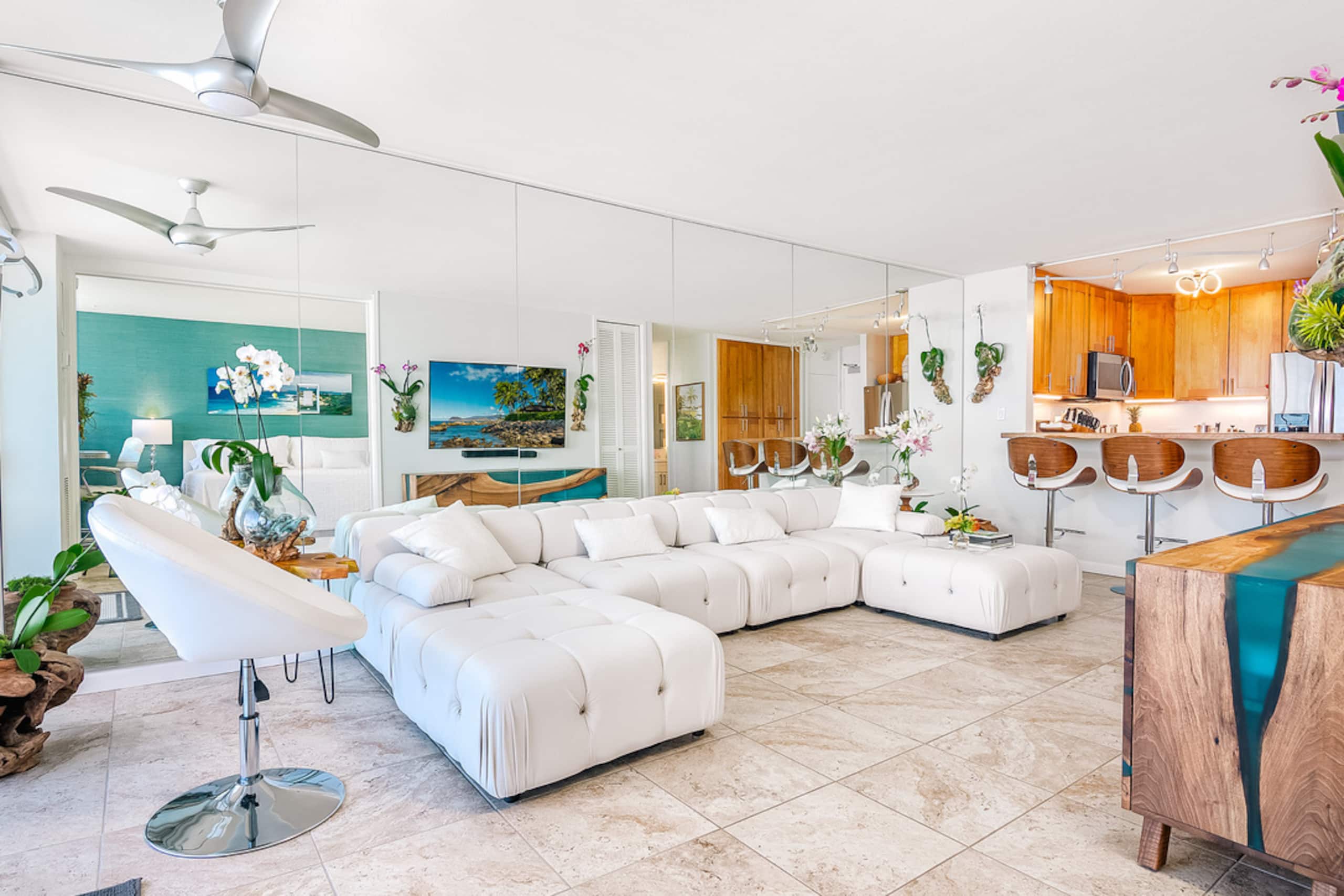 Luxury Oceanfront Penthouse - Waikiki Views - Image 4