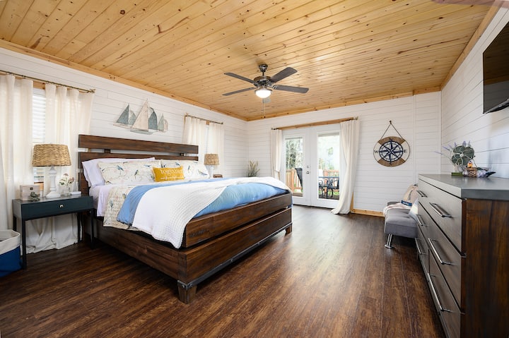King bed in main house + ensuite bath with combo shower tub + ROKU TV + small convertible sofa for sleeping little ones. Guests rave about the direct access to a very private deck with dining table and view of Lake Tawakoni! Sip coffee in your PJ's!
