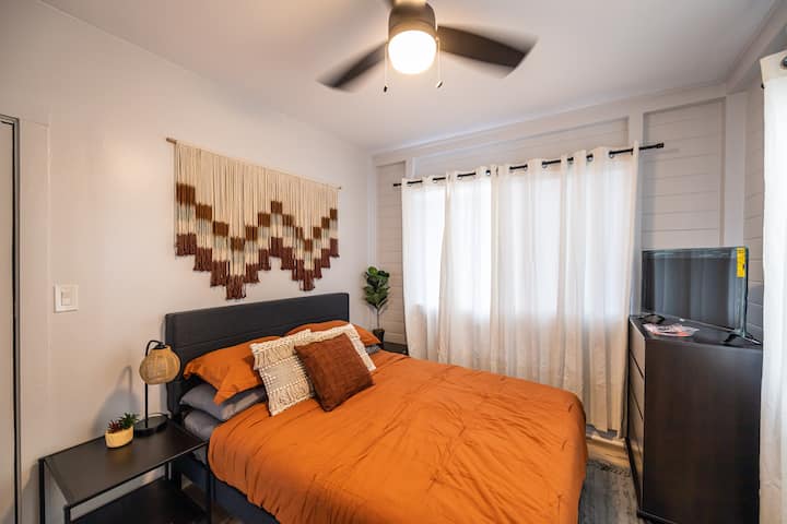 Tropical Haven - Cottage Unit C
غرفة نوم - سرير بحجم كبير 