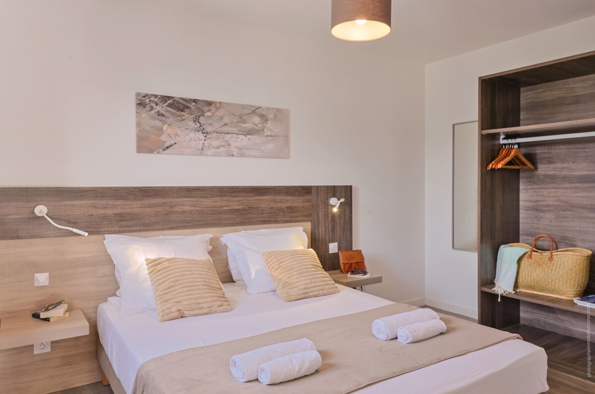 Chambre - Linge de lit et de toilette inclus.