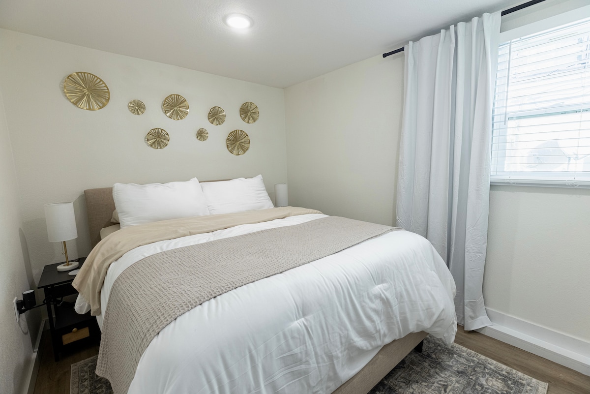 Krevat dopio "queen" me aksesorë prej pelushi për shtrojat e krevatit. Përputhja e tavolinave fundore dhe abazhurëve me karikues USB. Ndriçim i fiksuar në dimera dhe perde të errëta!