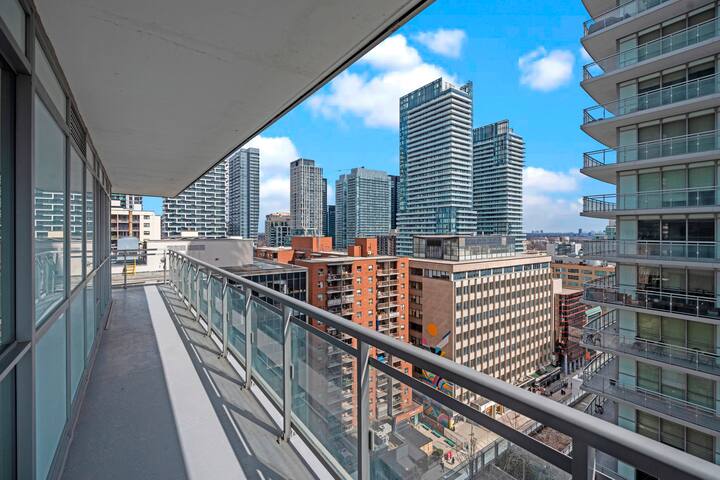 Cozy Two Bedroom Dunfield Ave gallery image 2